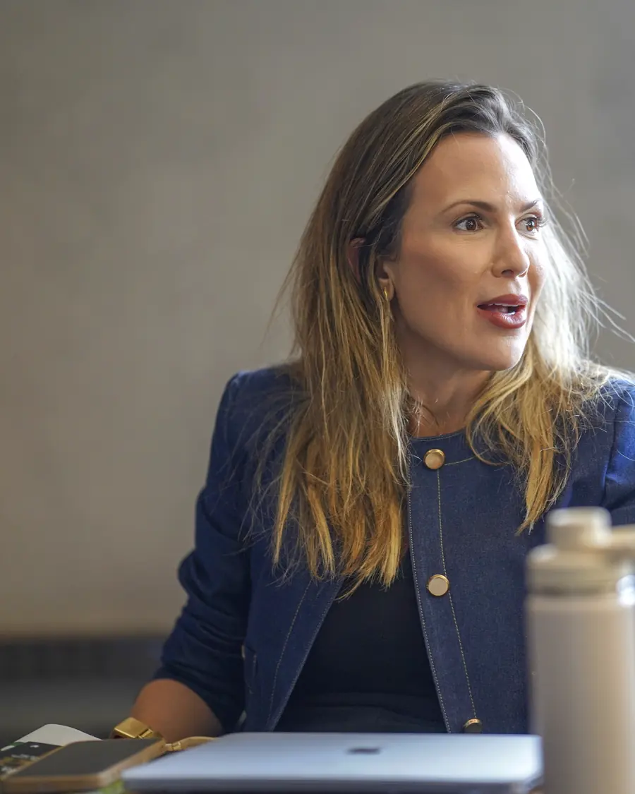 Conselheira empresária argumentando durante sessão do conselho